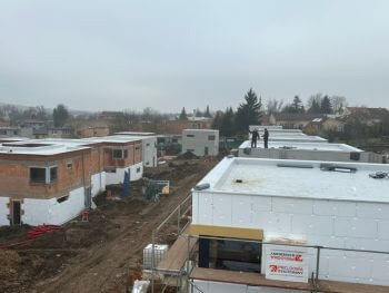 Detail pokládky hydroizolační fólie na plochých střechách developerského projektu v Rousínově.