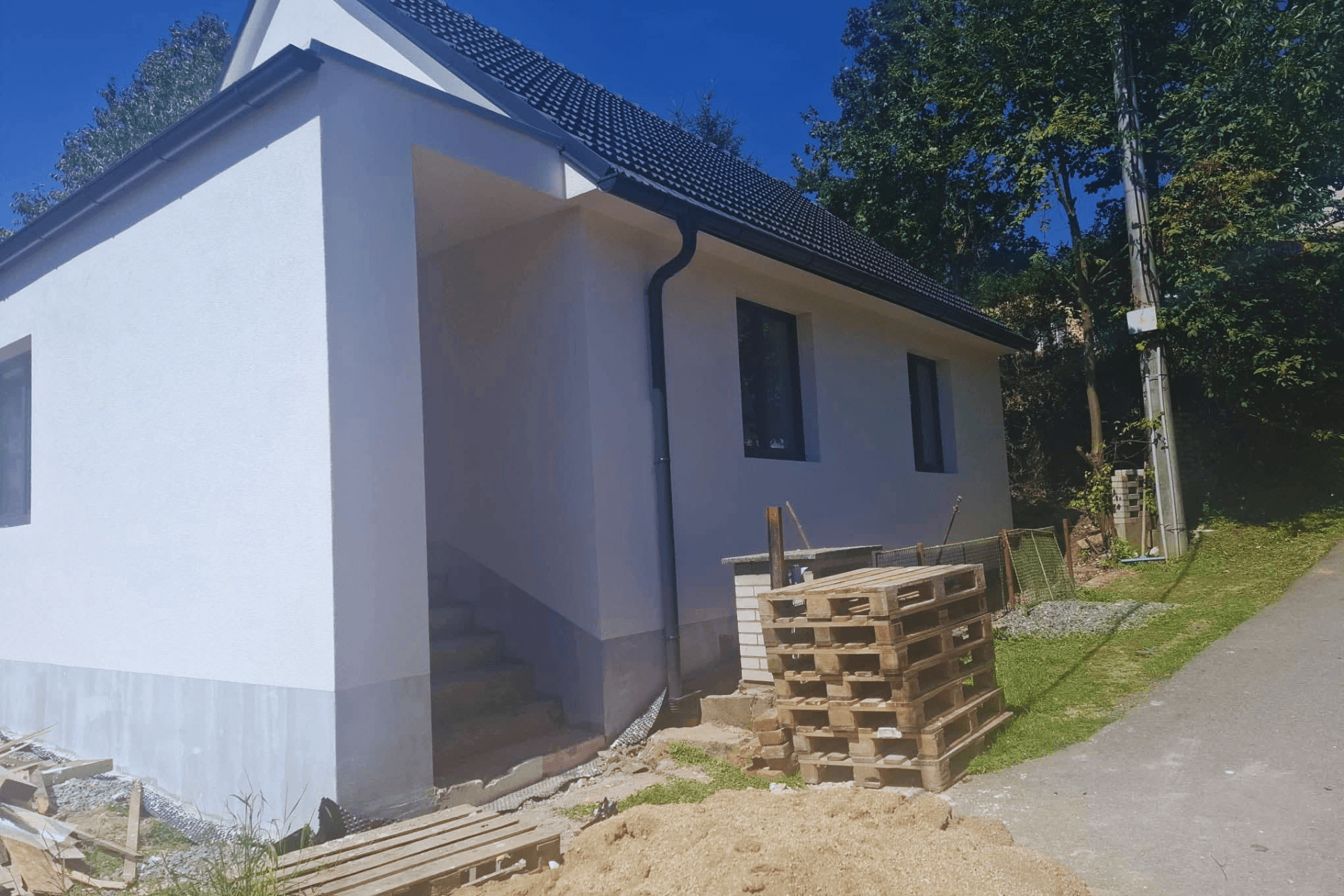 Rekonstrukce fasády, střechy a terasy rodinného domu v Židlochovicích u Brna.